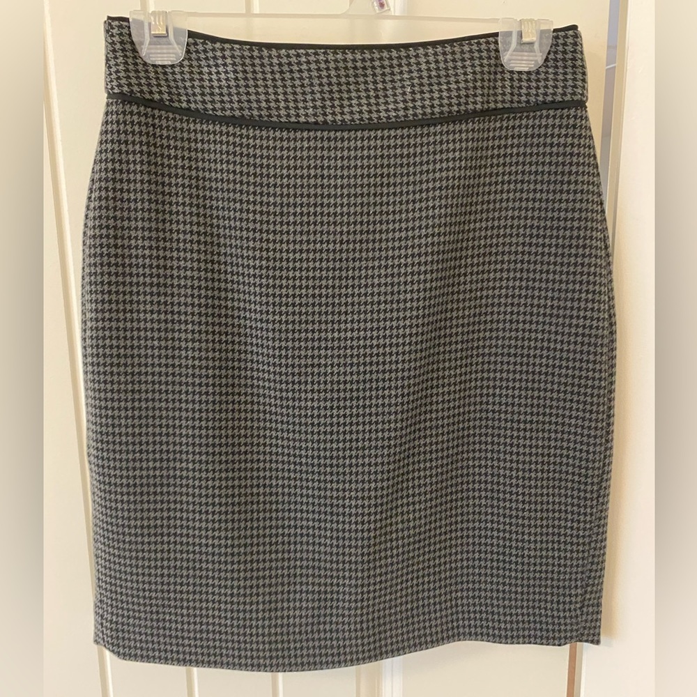 Banana Republic black and Gray Mid Length skirt size 2